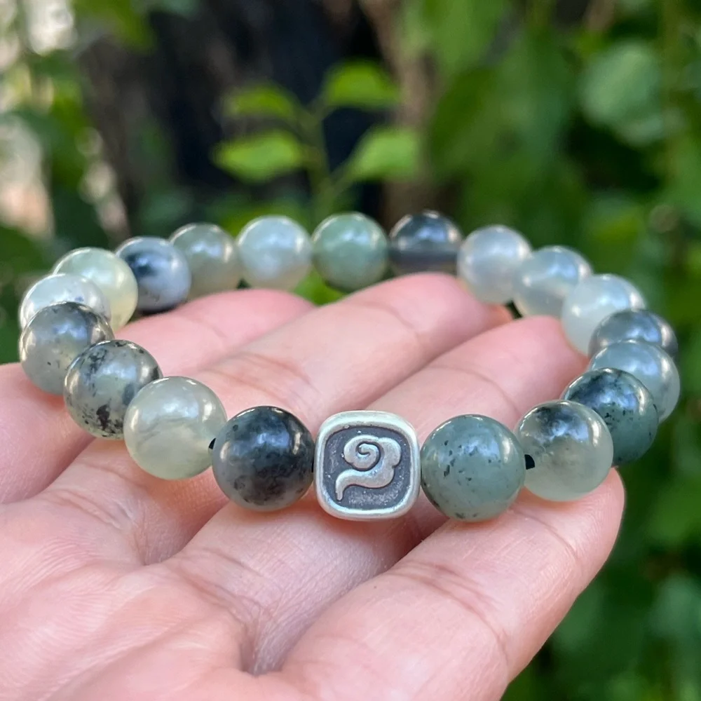 10mm stretchable Xiuyan jade with silver accent‎